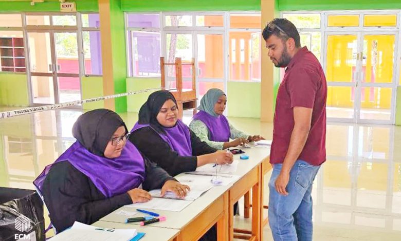 ވޯޓު ނެގުން ކުރިއަށް ދަނީ / ފޮޓޯ:އިލެކްޝަންސް ކޮމިޝަން